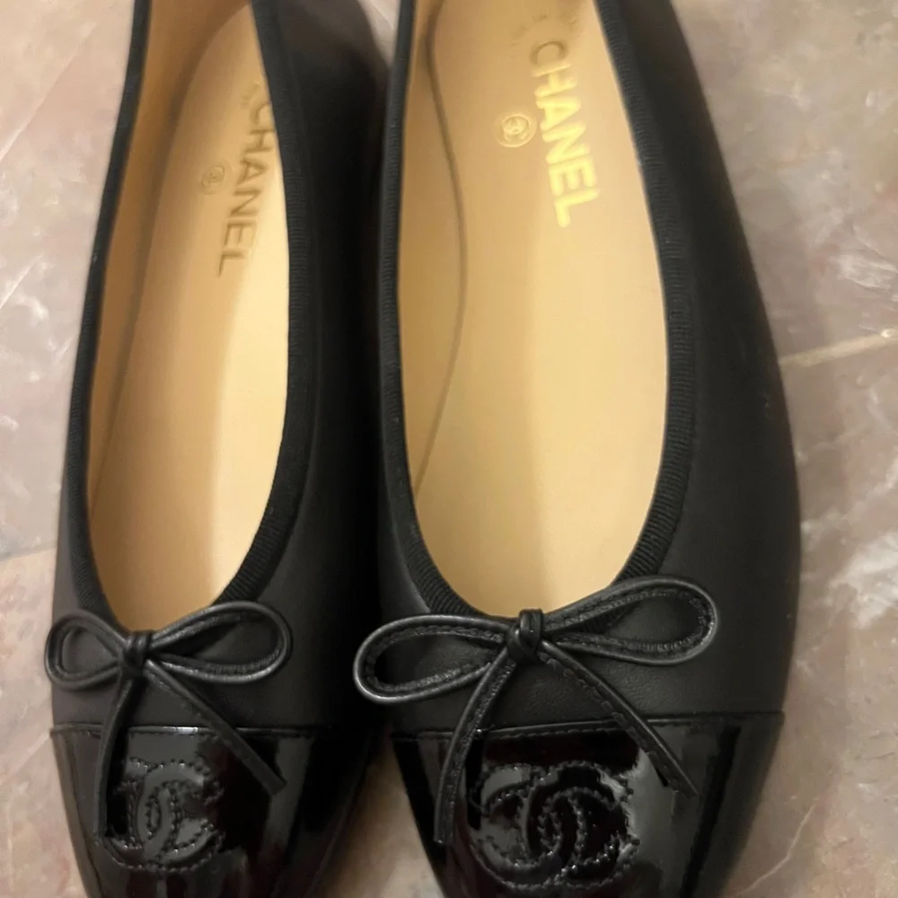 CHANEL Black Leather Ballet Flats with Patent Cap-Toe - 39.5